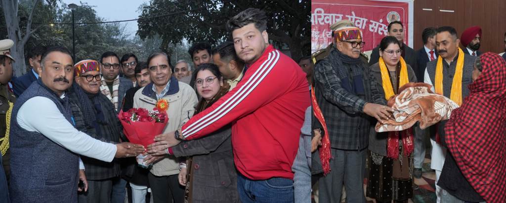 Gulabchand Kataria distributed blankets at a social service program organized by the Rajasthan Parivar Seva Sanstha